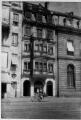 ouvrir dans la visionneuse : Place Broglie n°2, façade de l'immeuble et devanture de l'entreprise de déménagement Grenier et fils, bicyclettes. [Juillet 1941].