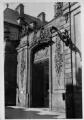 1 vue  - Rue Brûlée, portail de l\'Hôtel de Ville. [6 avril 1943]. (ouvre la visionneuse)