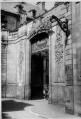 ouvrir dans la visionneuse : Rue Brûlée, portail de l'hôtel de Ville. [Juillet 1941].