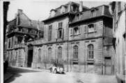 1 vue  - Rue Brûlée n°13, hôtel des Deux-Ponts [palais du gouverneur militaire]. [Juillet 1941]. (ouvre la visionneuse)
