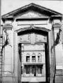 ouvrir dans la visionneuse : Rue Brûlée n°13, portail et cour d'honneur de l'hôtel des Deux-Ponts [palais du gouverneur militaire]. [12 mai 1942].