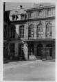 1 vue  - Rue Brûlée n°13, cour d\'honneur de l\'hôtel des Deux-Ponts [palais du gouverneur militaire]. [6 avril 1943]. (ouvre la visionneuse)