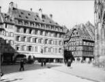 1 vue  - Place de la Cathédrale n°9, pharmacie du Cerf, commerces. 13 mars 1942. (ouvre la visionneuse)