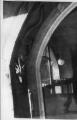 1 vue  - Place de la Cathédrale n°10, pharmacie du Cerf, reptile sculpté sur une baie. [juillet 1941]. (ouvre la visionneuse)