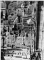 ouvrir dans la visionneuse : Place de la Cathédrale, vue de la plateforme de la cathédrale, vers l'ouest [rue des Maroquins]. [1941-1944]