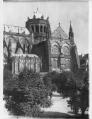 1 vue  - Cathédrale vue de la maison de l\'œuvre Notre-Dame, à gauche la chapelle Sainte-Catherine. [1941-1944]. (ouvre la visionneuse)