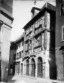 1 vue  - Rue des Chandelles n°5 - rue du Saumon n°4, maison d\'angle à colombages et à poutres sculptées. [1941-1944]. (ouvre la visionneuse)