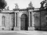 ouvrir dans la visionneuse : Palais Rohan, portail d'honneur. [1941-1944].
