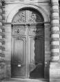 ouvrir dans la visionneuse : Palais Rohan, portail d'honneur, détail des vantaux de porte. [02 juin 1942].