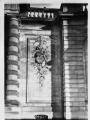 1 vue  - Palais Rohan, portail d\'honneur, détail d\'une sculpture. [02 juin 1942]. (ouvre la visionneuse)