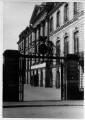 1 vue  - Palais Rohan, portail en fer forgé côté terrasse. [10 avril 1943]. (ouvre la visionneuse)