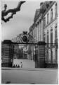 ouvrir dans la visionneuse : Palais Rohan, portail en fer forgé côté terrasse. [1941-1944].