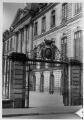 ouvrir dans la visionneuse : Palais Rohan, portail en fer forgé côté terrasse. [14 avril 1943].
