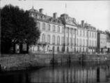 ouvrir dans la visionneuse : Palais Rohan, façade avec terrasse donnant sur l'Ill. [1941-1944].