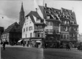 ouvrir dans la visionneuse : Place du Corbeau, scène de rue (photomontage). [1941-1944].