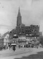 1 vue  - Place du Corbeau, scène de rue. [1941-1944]. (ouvre la visionneuse)