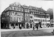 1 vue  - Place du Corbeau, scène de rue, piétons, cyclistes. [1941-1944]. (ouvre la visionneuse)