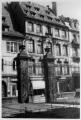 1 vue  - Rue du Dôme n°7, façade d\'immeuble, devanture du fleuriste W. Ruvel. (ouvre la visionneuse)