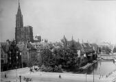 1 vue  - Rue de la Douane, pont Saint-Nicolas et cathédrale. [1941-1944]. (ouvre la visionneuse)