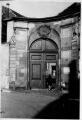 ouvrir dans la visionneuse : Rue des Ecrivains n°8, portail de l'ancien Hôtel des Dames d'Andlau. [1941-1944].