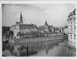 1 vue  - Quai Saint-Etienne, collège Saint-Etienne et église Saint-Etienne. [1941-1944]. (ouvre la visionneuse)