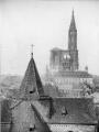 ouvrir dans la visionneuse : Quai Saint-Etienne, clocher de l'église Saint-Etienne, cathédrale en arrière-plan.