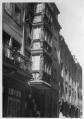 ouvrir dans la visionneuse : Rue du Fossé des Tailleurs n°3, oriel avec colonnes en bois sculpté. [1941-1944].