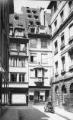 ouvrir dans la visionneuse : Rue du Fossé des Tailleurs, au fond la façade à oriel du 5 rue des Hallebardes. [1941-1944].