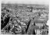 1 vue  - Panorama pris de la cathédrale (vers l\'est), rue des Juifs, rue des Frères, églises Saint-Etienne et Saint-Paul, hôtel des postes. (ouvre la visionneuse)