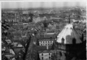 ouvrir dans la visionneuse : Panorama pris de la cathédrale (vers l'est), rue des Frères, églises Saint-Etienne et Saint-Paul, hôtel des postes.