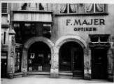 1 vue  - Rue Mercière n°10, devanture du magasin d\'optique Fr. Majer. (ouvre la visionneuse)