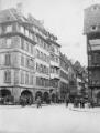 ouvrir dans la visionneuse : Rue Mercière, vue vers la place Gutenberg, piétons, cyclistes, militaires. [1941-1944].