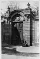 1 vue  - Rue du Parchemin n°3, portail d\'entrée du palais épiscopal. (ouvre la visionneuse)