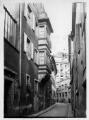 1 vue  - Rue du Puits n°1a et 3, façade avec oriel. [1941-1944]. (ouvre la visionneuse)
