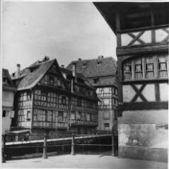 1 vue  - Place Benjamin Zix, quai des Moulins, vue vers le pont du Faisan. [1940-1944]. (ouvre la visionneuse)