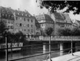 ouvrir dans la visionneuse : Pont Sainte-Madeleine et quai des Bateliers, lavoir. [1940-1944].