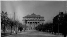 1 vue  - Place Broglie et théâtre municipal. [1940-1944]. (ouvre la visionneuse)
