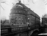 1 vue  - Théâtre municipal, vue depuis l\'arrière du bâtiment, pont du Théâtre. [1940-1944]. (ouvre la visionneuse)