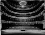 ouvrir dans la visionneuse : Théâtre municipal, salle et galeries. [1940-1944].