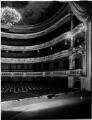ouvrir dans la visionneuse : Théâtre municipal, scène, balcons et galeries. [1940-1944].