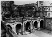 ouvrir dans la visionneuse : Palais Rohan, portail principal vu de l'intérieur. [1940-1944].