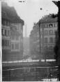 1 vue  - Place du Corbeau, à gauche vue partielle de l\'îlot de maisons [maisons détruites lors du bombardement du 11 août 1944], rue d\'Or, tramway. [1940-1944]. (ouvre la visionneuse)