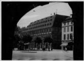 1 vue  - Place Gutenberg, le Neubau (chambre de commerce), devanture du \'Linoleum und Teppich Haus Abry\'. [1940-1944]. (ouvre la visionneuse)