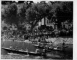 ouvrir dans la visionneuse : Joutes nautiques sur l'Ill, embarcations, badauds sur la place du Marché-aux-Poissons. [1940-1944].