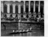 1 vue  - Joutes nautiques sur l\'Ill, embarcation, badauds sur la terrasse du Palais Rohan. [1940-1944]. (ouvre la visionneuse)