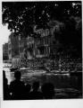 1 vue  - Joutes nautiques sur l\'Ill, embarcations, badauds sur la place du Marché-aux-Poissons. [1940-1944]. (ouvre la visionneuse)