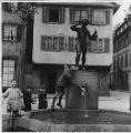 ouvrir dans la visionneuse : Place Saint-Etienne, fontaine du Meiselocker, enfants. [1940-1944].