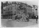 1 vue  - Monument Gutenberg protégé par des sacs de sable. [1940-1944]. (ouvre la visionneuse)