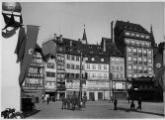 1 vue  - Place Kléber pavoisée de drapeaux nazis. (ouvre la visionneuse)