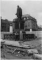 1 vue  - Place Kléber, travaux de déparvage avant enlèvement du monument Kléber. (ouvre la visionneuse)